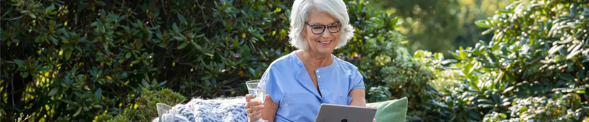 Gartenfreizeit - Frau mit Tablet im Garten 